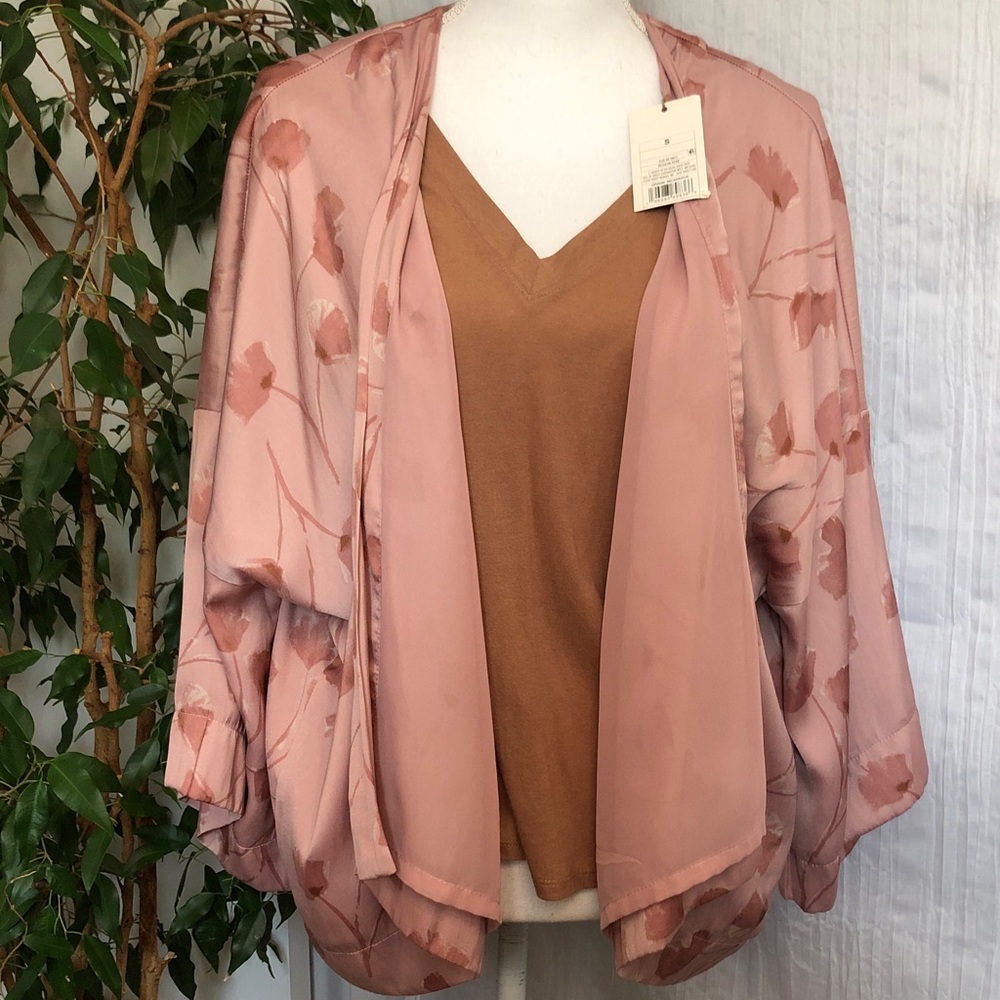 A NEW DAY One Size open front pink short kimono & tan Size S V neck t shirt
